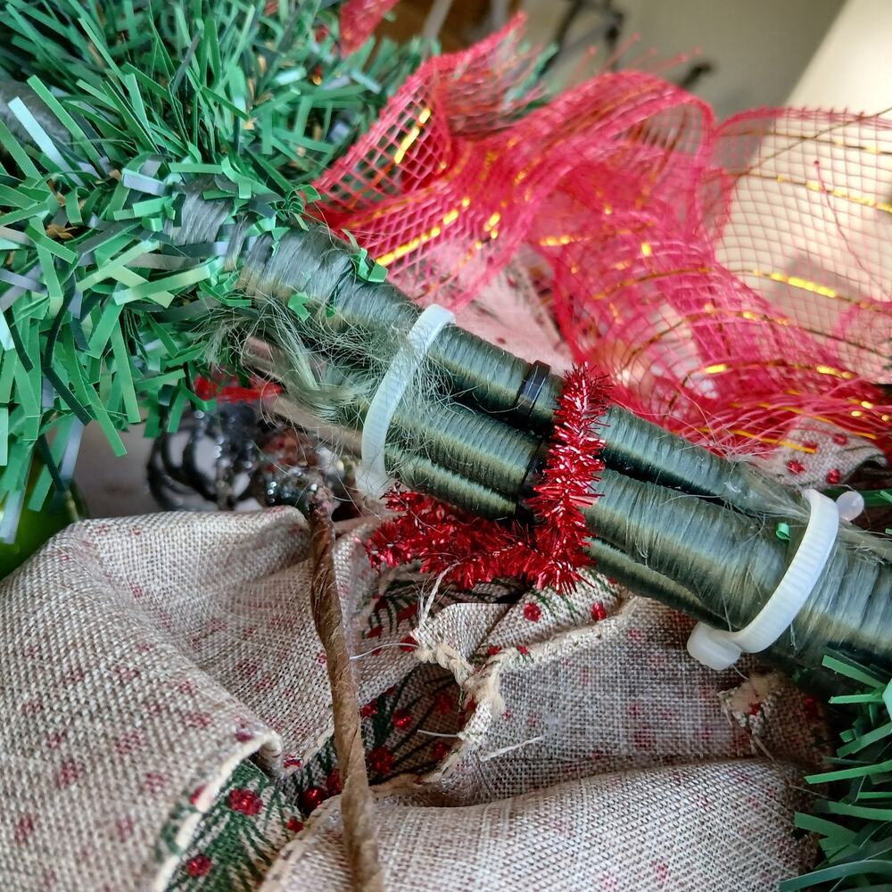 VTG Winter Holiday Swag Wreath Christmas Decor faux evergreen red gold ribbon - Picture 5 of 12
